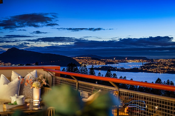 Stor, vestvendt terrasse - perfekt for ettermiddagssol og lange kvelder.