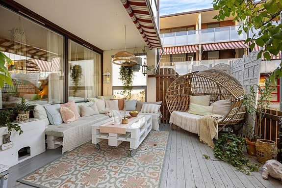 Velkommen til Maria Dehlis vei 25 B, en trivelig 3-roms med solrik markterrasse.