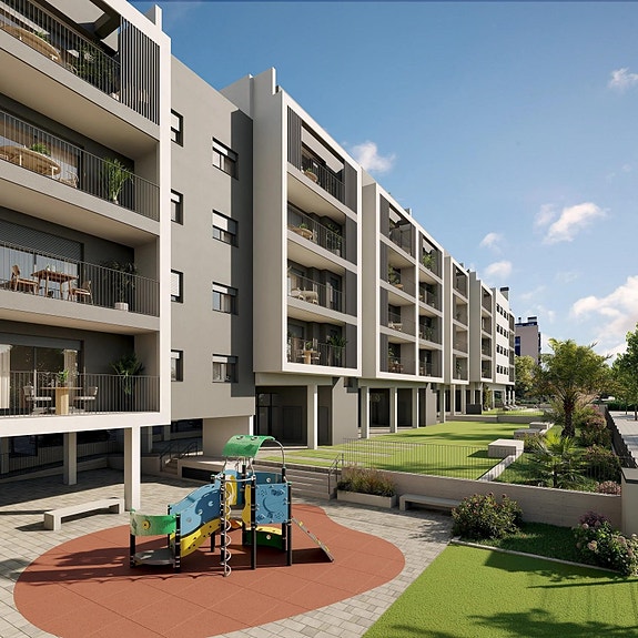 Penthouse med 3 soverom | Heis, garasje og basseng | Kort vei til by og strand