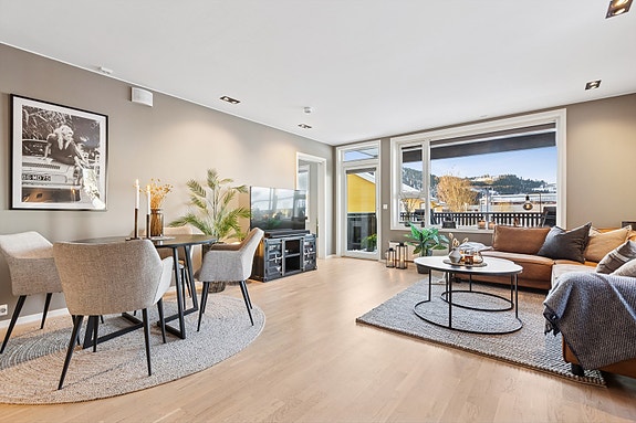 Proaktiv Eiendomsmegling v/Kenneth Vårvik har gleden av å presentere denne meget delikate leiligheten fra 2021, med god beliggenhet sentralt på Ler.