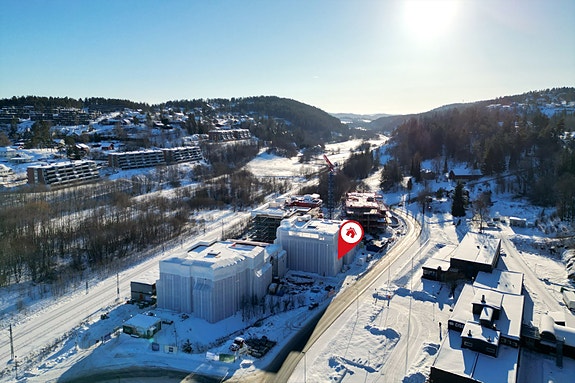 Salg av kontraktsposisjon. Hjørneleilighet i 2. etasje med balkong og sentral beliggenhet i Heggedal sentrum.