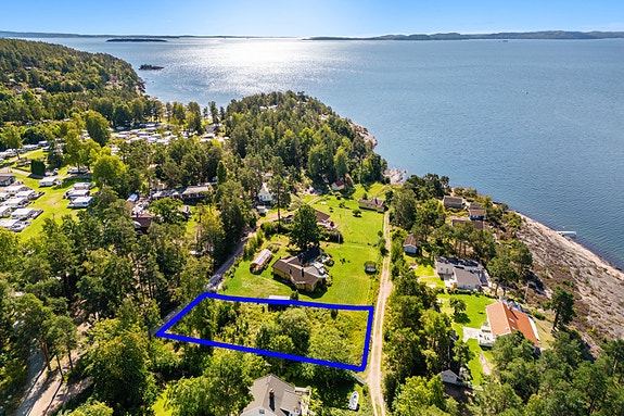 Umiddelbar nærhet til fjorden og gode solforhold. Oversiktsbilde med ca. tomtegrenser.Foto: Digit Media AS