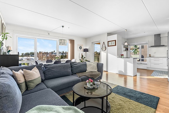 Lokalmegler Kapil Sarna har gleden av å presentere Marta Steinsviks vei 8B; en flott 4-roms hjørneleilighet på Stenbråten!