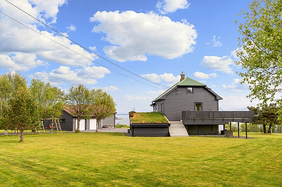 Velkommen til Raknesvegen 140! Presentert av Tore Magerøy i EIE eiendomsmegling. Foto: Studio Istad (Espen Istad).