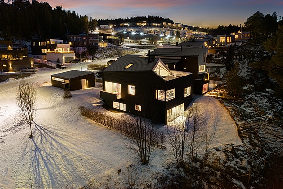 Velkommen til Vidhaugen 118! En arkitekttegnet bolig med en helt fantastisk beliggenhet på Sveberg. Boligen er i en egen særklasse - både mht. gode bokvaliteter, standard, innhold og uttrykk. Bilder i annonsen: Jens Martin Nervik og Sofie Brovold.