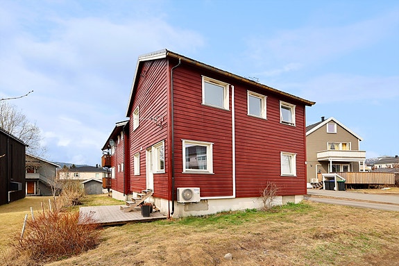 Eiendomsmegler Norge v/Eiendomsmegler MNEF Tomi Christian Johansen presenterer her en koselig og lun 2-roms andelsleilighet i 2. etasje.