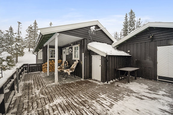 Stor og solrik terrasse på ca. 37 m² - perfekt for utemøbler og grilling.