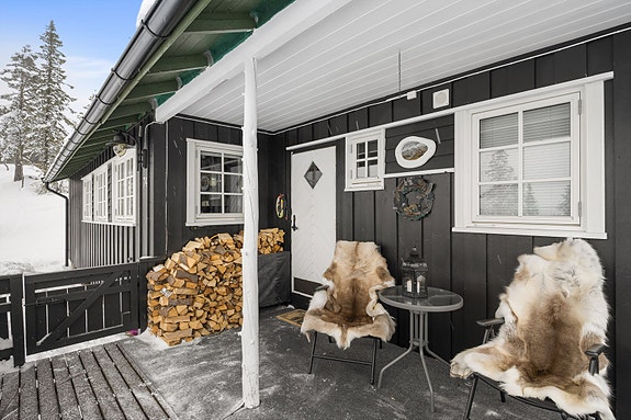 Terrasse som inviterer til morgenkaffe med fjellutsikt.