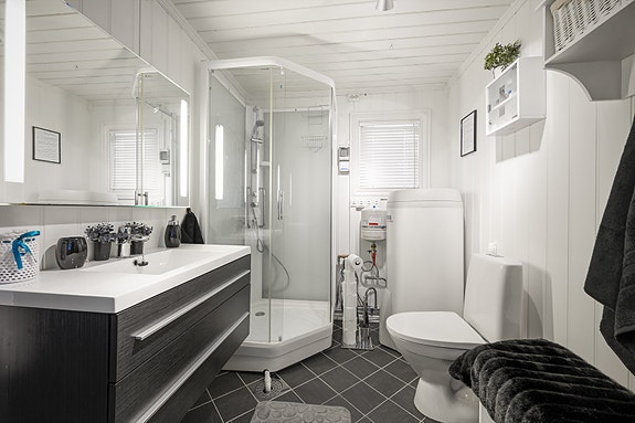 Bad-/vaskerom oppgradert i 2018/2019 med moderne innredning.