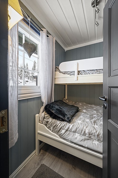 Hytta har tre romslige soverom med gode oppbevaringsmuligheter.