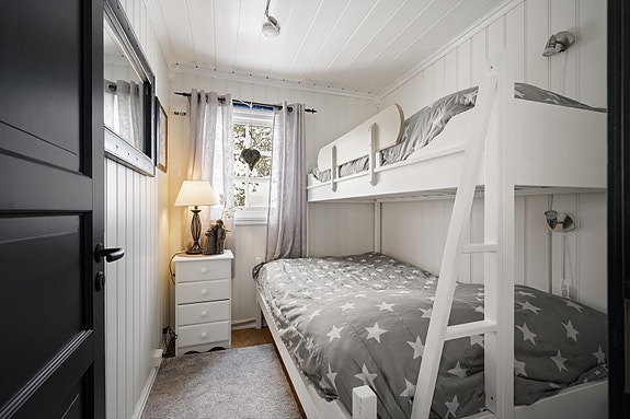 Lyse og lune soverom med plass til dobbeltseng eller enkeltsenger.