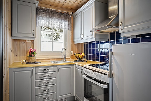 Kjøkken med lys innredning og harmonisk fargevalg.