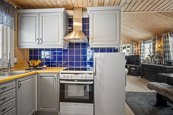 Åpen planløsning gir sosial kontakt mellom stue og kjøkken.