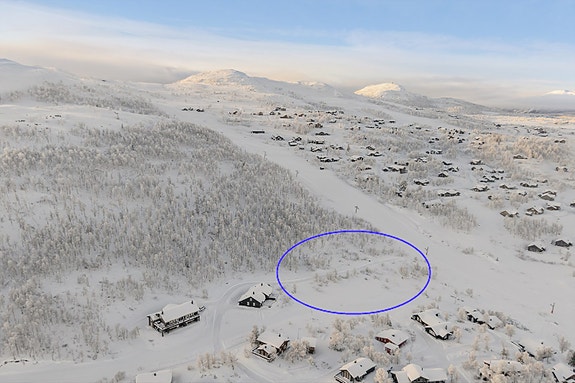 Midt i hjertet av Heimveggli finner du tomtefeltet som lar hyttedrømmen starte rett utenfor døra. Her ligger langrennsløypene og alpinbakken bokstavelig talt i nabolaget - du spenner på deg skiene ved hytteveggen og glir rett ut i fjellet.