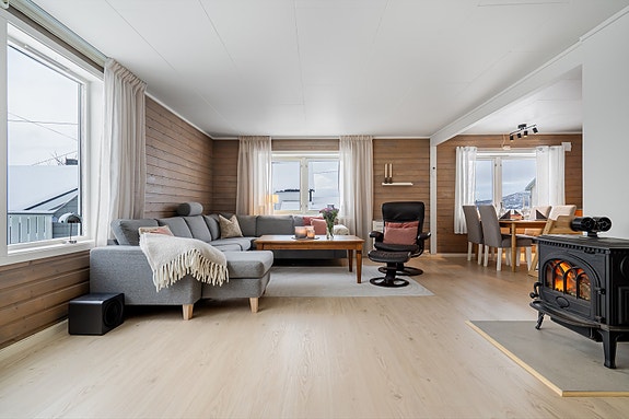 Aktiv Finnsnes presenterer Bjorelvnesveien 17! Oppgradert familiebolig med bra beliggenhet på Bjorelvnes - tre soverom, to stuer og dobbelgarasje. Foto: Steffen Fossbakk.