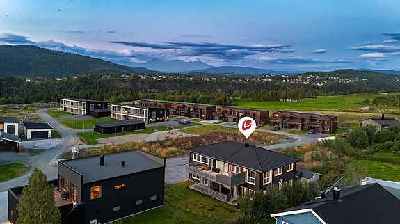 Eiendomsmegler Norge v/Eiendomsmegler MNEF Tomi Christian Johansen, presenterer her en stor og nyere 4/5-roms selveierleilighet bygd i 2021, beliggende i øverste etasje.