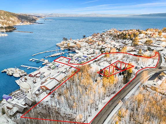 Høydefoto av området, streken er kun for å indikere ca tomteområde og er ikke eksakt. Foto: Digit Media AS