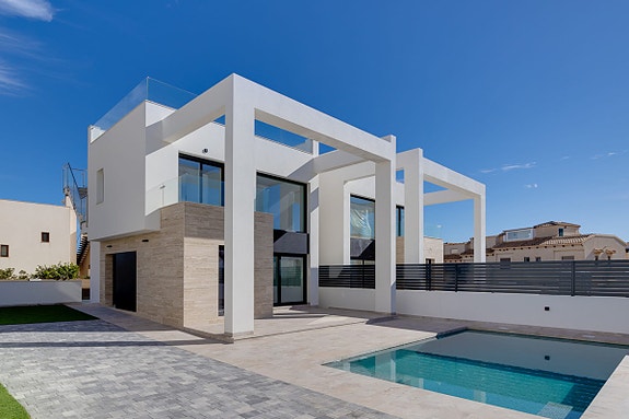 Ny villa med 4 soverom | Kjeller, takterrasse og privat basseng | Tomt ca. 420 m²