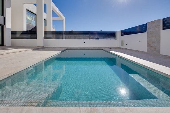 Ny villa med 4 soverom | Kjeller, takterrasse og privat basseng | Tomt ca. 420 m²