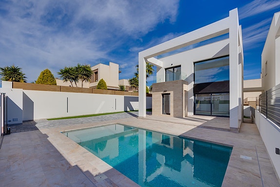 Ny villa med 4 soverom | Kjeller, takterrasse og privat basseng | Tomt ca. 420 m²