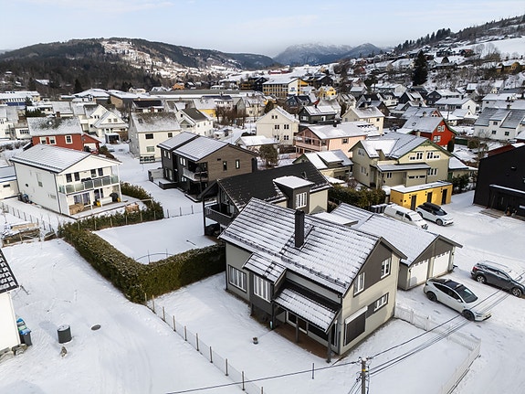 Frittstående enebolig innerst i blindveg med hage, garasje og sportsbod. Foto: Christer Horstad, Weststaff Media AS.