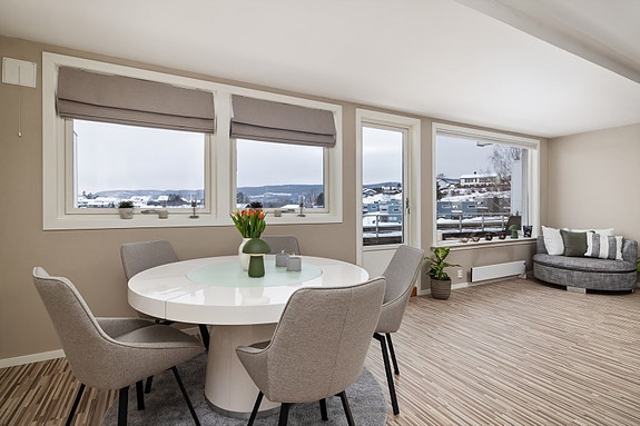 Spiseplassen er naturlig plassert ved vinduene, med fin utsikt over nærområdet.