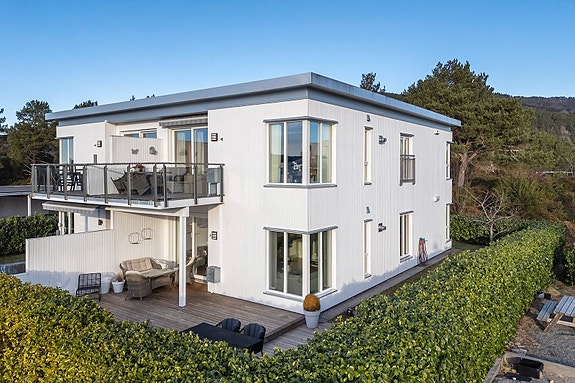 Proaktiv Eiendomsmegling v/ Inge-André Godø har gleden av å presentere Havnevikvegen 2A.