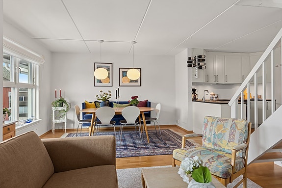 Velkommen til Svend Foyns gate 16L! Stuen i 2. etasje har parkett på gulvet og en innvendig trapp som leder opp til loftstuen.