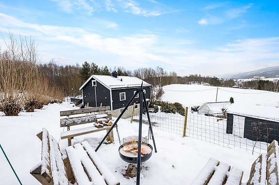 Bålpanne med sitteplasser rundt, perfekt for hyggelige stunder ute året rundt.