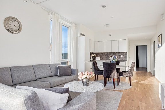 Stuen er malt i lyse farger med gode muligheter for å sette sitt personlig preg på leiligheten gjennom interiør.