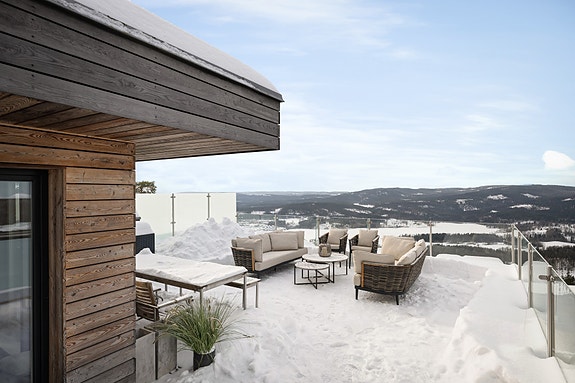 En moderne og gjennomført bolig med spektakulære utearealer og god standard.