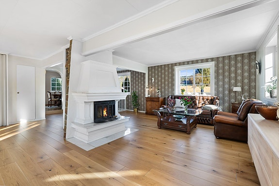 Vinduene fra de ulike sidene slipper inn rikelig med naturlig lys.