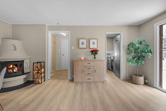 Meget pen og innholdsrik leilighet- i enden av gangen til venstre er det bad og kjøkken til høyre