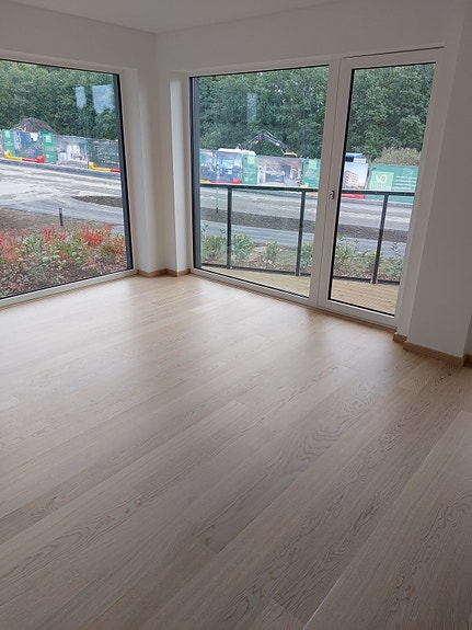 Lys og pen stue med utgang til balkong.