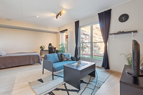 Stue, seng og fransk balkong