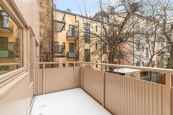 Velkommen til Kirkeveien 45 - Vi har gleden av å presentere en innholdsrik og gjennomgående leilighet, beliggende i et urbant, populært og meget sentralt boligområde på Majorstuen.