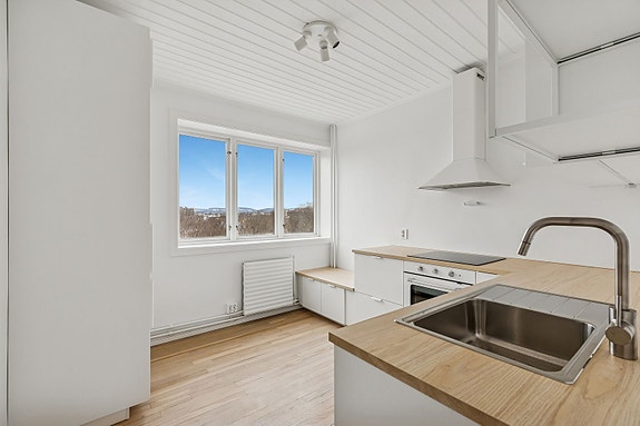 Stilrent og nytt kjøkken med integrerte hvitevarer