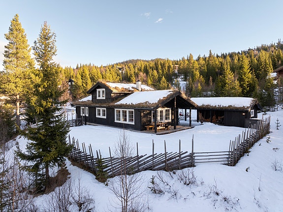 Eie Fjellmegleren har gleden av å presentere eiendommen Viervegen 28 - en kvalitetshytte i hytteområdet Tverrlia ved Nesfjellet Alpinsenter.
Eiendomsfoto: Fotograf Pål Harald Uthus.
