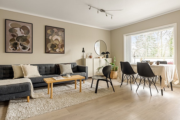 Øyjordsveien 29 presenteres av Mekleriet ved Gustav Brevik-Olsen og Ina Sande Sætre. Fotograf: Nathalie Reinholdtsen.