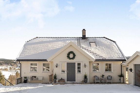 Velkommen hjem - en klassisk enebolig med utleiedel og enestående beliggenhet. Innerst i et rolig og etablert nabolag, uten gjennomgangstrafikk, finner du denne innholdsrike eneboligen i klassisk stil. Foto: Vidar Alvik/Grattis Foto