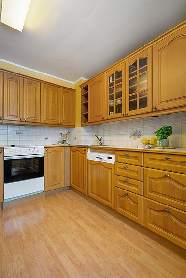 Kjøkkenet har rikelig med oppbevaring og arbeidsplass.