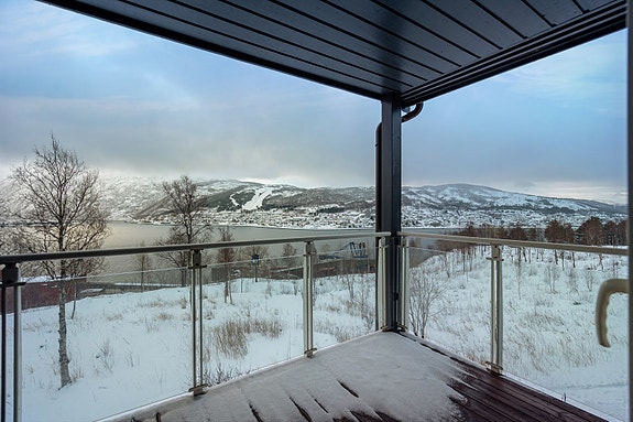 Innbydende balkong med flott utsikt, perfekt for rolige morgener og hyggelige kvelder.