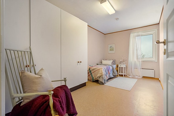 Soverom 3 med flere garderobeskap som gir rikelig oppbevaring.