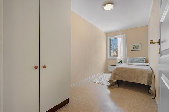 Soverom 2 har praktisk garderobeskap for enkel oppbevaring.