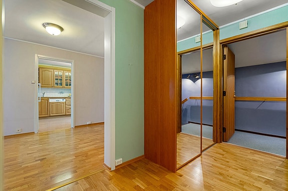 Romslig entré med garderobeskap for oppbevaring av yttertøy.