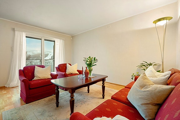 Fra stue er det adkomst til balkong.