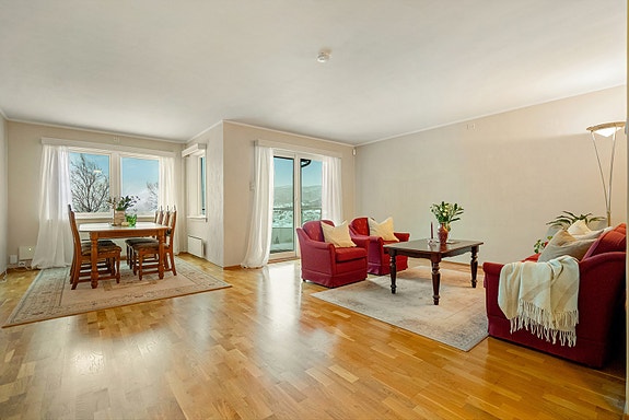 Velkommen inn i en lys og innbydende stue med generøse vindusflater som slipper inn godt med dagslys.