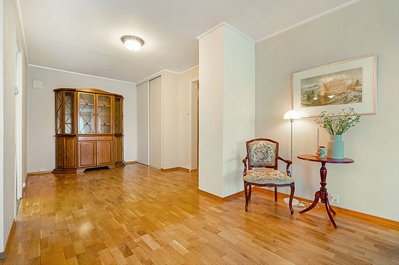 Skyvedørsgarderobe i stue gir praktisk plass for oppbevaring.