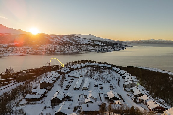 Velkommen til en romslig leilighet med tre soverom, balkong og garasje - attraktivt beliggende i et populært boligområde på Framnes med gode solforhold.