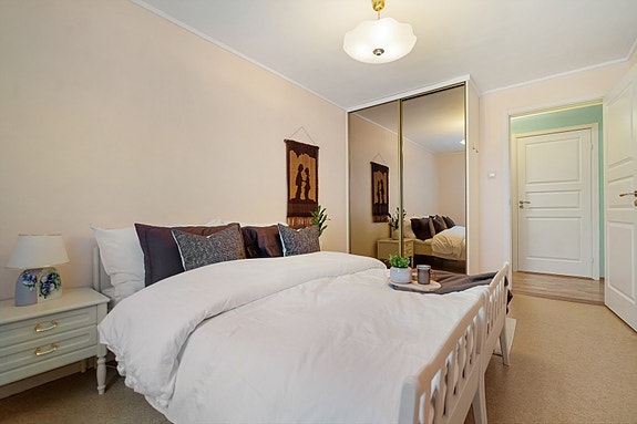 Soverom 1 har praktisk oppbevaring med både garderobeskap og skyvedørsgarderobe.